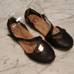 Black Ahnu Flats
